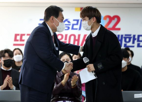 청년보좌역 격려하는 윤석열 - 국민의힘 윤석열 대선 후보가 1일 오후 서울 여의도 대하빌딩에서 열린 선대위 신년인사회에서 젠더 관련 발언을 마친 곽승용 청년보좌역을 격려하고 있다. 2022.1.1.공동취재