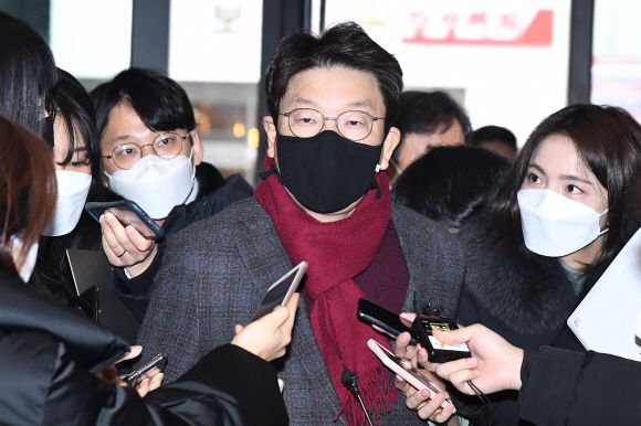 권성동 국민의힘 사무총장 겸 선거대책위원회 종합지원총괄본부장이 5일 서울 여의도 국민의힘 당사에 들어서며 기자들의 질문에 답하고 있다.2022. 1. 5 김명국 선임기자