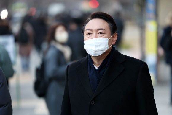 시민들에 새해 인사 전하는 윤석열 - 국민의힘 윤석열 대선 후보가 6일 오전 서울 여의도역 인근에서 시민들에게 새해 인사를 하고 있다. 2022.1.6 연합뉴스