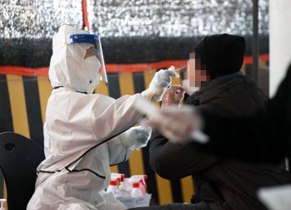 - 지난 3일 광주의 한 보건소 선별진료소에서 코로나19 검체를 채취하는 모습. 본문과 직접 관련 없음. 연합뉴스