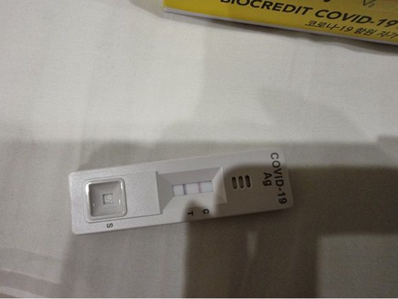 “자가진단키트 양성→보건소 PCR 음성 나왔어요” - A씨가 지난 3일 코로나19 자가진단키트에서 양성을 확인한 모습. 진단키트에서는 코로나19에 감염됐을 경우 두 줄이 뜬다. 이후 A씨 이날 다시 보건소에 가 3차 PCR 검사를 받았고 4일 결국 확진 통보를 받았다. 지역 온라인커뮤니티 캡처