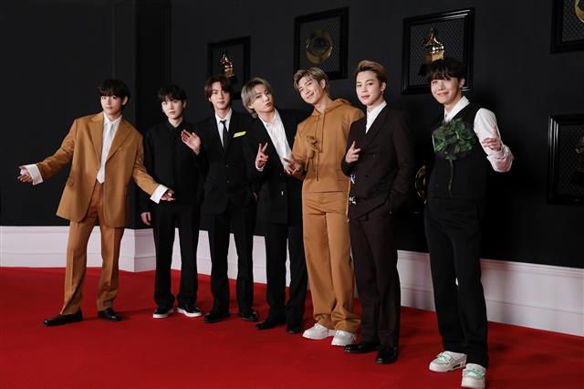 코로나19 오미크론 변이 확산 여파로 오는 31일(현지시간) 예정된 제64회 그래미 어워즈 시상식이 연기되면서 2년 연속 후보에 올랐던 방탄소년단(BTS)도 출국을 취소했다.빅히트 뮤직