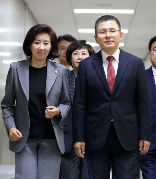 자유한국당(국민의힘 전신) 황교안 대표와 나경원 원내대표가 2019년 11월 6일 오전 국회에서 열린 최고위원-중진의원 연석회의를 위해 회의실로 이동하고 있다. 2019.11.6 연합뉴스