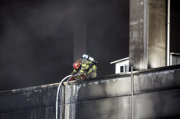 - 6일 오후 경기 평택시 청북읍 냉동창고 화재 현장에서 소방관이 진화 작업 중 고개를 푹 숙이고 있다. 밤새 이어진 진화 작업에 지쳤던 상황에서 고립됐던 동료가 사망했다는 소식까지 전해졌다. 19시간 만에 완진된 이번 화재는 5일 밤 11시 46분쯤 처음 신고됐으며, 6일 내부 잔불 정리를 하던 소방관 3명이 불이 다시 크게 번지며 고립됐다가 숨진 채 발견됐다.연합뉴스