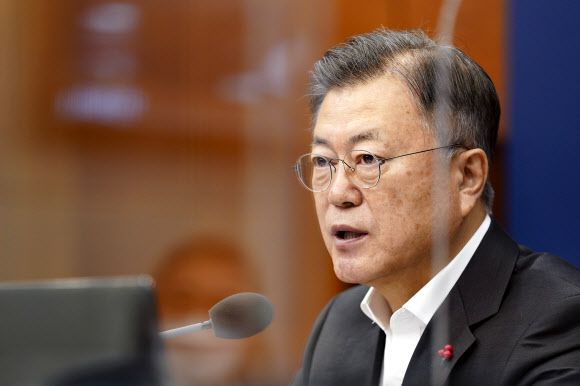 - 문재인 대통령이 4일 청와대 여민관에서 열린 영상국무회의에서 발언을 하고 있다.  2022.1.4 연합뉴스