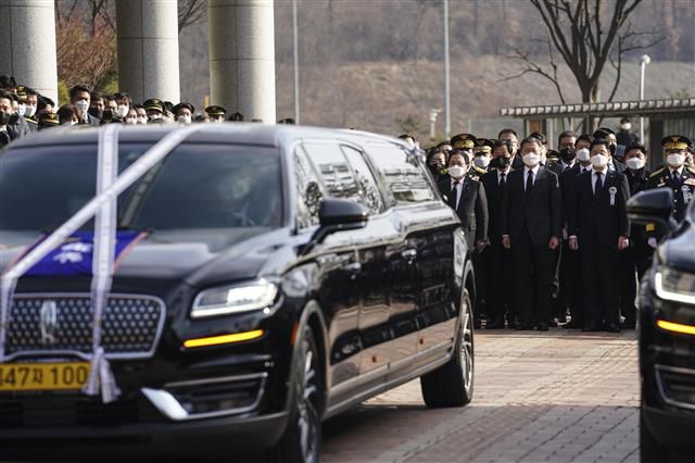 운구차량 바라보는 문재인 대통령 - 문재인 대통령이 8일 오전 경기도 평택시 이충문화체육센터에서 엄수된 경기도 순직 소방공무원 합동영결식에서 운구 차량을 향해 묵념하고 있다. 청와대 제공. 2022.1.8
