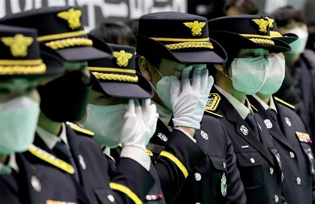 ‘참을 수 없는 눈물’ - 8일 오전 평택 이충체육관에서 열린 평택 물류창고 순직 소방관 영결식에서 동료 소방관들이 눈물을 닦고 있다. 2022.1.8 경기사진공동취재단