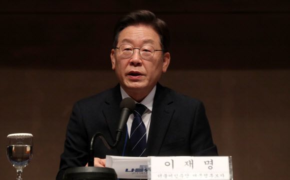- 더불어민주당 이재명 대선후보가 6일 서울 프레스센터에서 열린 한국행정학회 주최 대통령선거 후보자 초청 토론회에서 기조연설을 하고 있다. 국회사진기자단