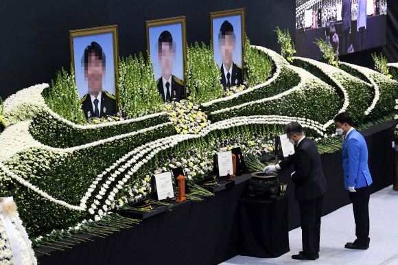 문대통령, 평택 순직소방관 합동영결식 참석 - 문재인 대통령이 8일 오전 평택시 이충문화체육센터에서 엄수된 평택 신축 공사장 화재 순직 소방공무원 합동 영결식에서 분향하고 있다.  2022.1.8 경기사진공동취재단