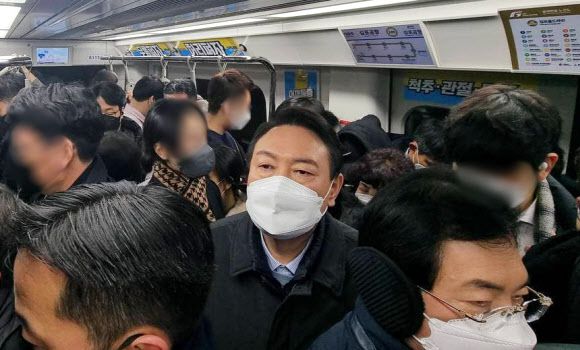 윤석열 국민의힘 대선 후보가 7일 오전 2량짜리 꼬마열차로 혼잡도로 악명 높은 김포도시철도(김포골드라인)를 타고 여의도 당사로 출근하고 있다. 2022.1.7 국민의힘 선대위 제공