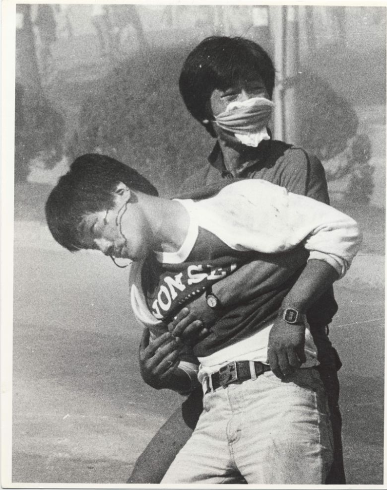 최루탄에 맞아 쓰러진 고 이한열 열사 - 1987년 6월 9일 연세대 정문 앞에서 벌어진 시위 도중 경찰이 쏜 최루탄에 머리를 맞아 피를 흘리며 쓰러진 고 이한열 열사. 서울신문DB