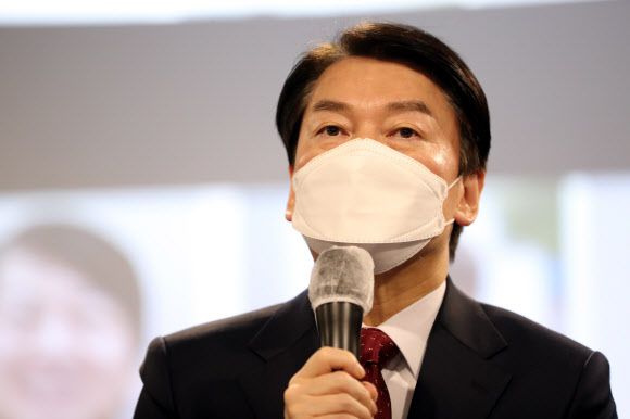 - 국민의당 안철수 대선 후보가 9일 오전 충북 청주시의 한 호텔에서 열린 선대위 산하 시민사회 직능 충북본부 임명장 수여식에서 인사말을 하고 있다. 연합뉴스