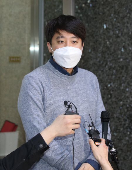 - 이준석 국민의힘 대표가 지난 5일 서울 여의도 국회 당대표실 앞에서 입장발표를 하고 있다.