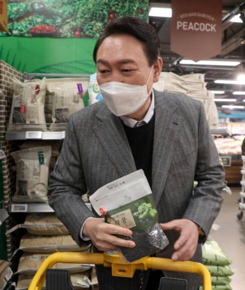 - 윤석열 국민의힘 대선후보가 지난 8일 서울 동작구 이마트 이수점에서 밥상 물가와 대형마트 등의 방역패스 적용을 점검하면서 약콩을 구매하고 있다. 국민의힘 선거대책본부 제공