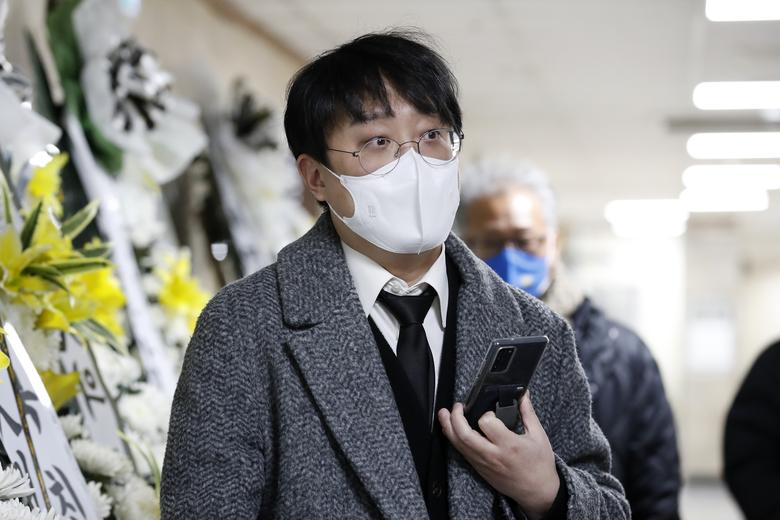 - 12일 오후 서울 시내의 한 병원에 마련된 이재명 더불어민주당 대선후보의 ‘변호사비 대납 의혹’ 관련 녹취록을 처음 제보했던 이 모씨의 빈소 앞에서 백광현 유족측 대변인이 브리핑을 하고 있다. 2022.1.12 뉴스1