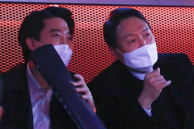LCK 2022 개막전 관람하는 윤석열?이준석 - (서울=뉴스1) 국회사진취재단 = 국민의힘 윤석열 대선 후보와 이준석 대표가  12일 서울 종로구 그랑서울타워에서 열린 온라인게임 ‘리그오브레전드 챔피언스 코리아(LCK) 2022 스프링’ 개막전을 관전하고 있다. 2022.1.12/뉴스1