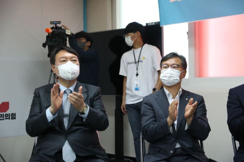 윤석열 후보 강원도 선대위 출범식 - 윤석열(왼쪽) 국민의힘 대선 경선 후보와 강원선거대책위원장을 맡은 이양수 국민의힘 의원이 지난해 9월 10일 강원선대위 출범식에서 박수를 치고 있다. 이양수 의원 페이스북