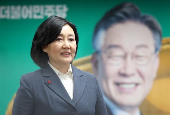 - 박영선 더불어민주당 선대위 디지털대전환위원장이 6일 오후 서울 여의도 당사에서 연합뉴스와 인터뷰 전 포즈를 취하고 있다. 2022.1.9 연합뉴스