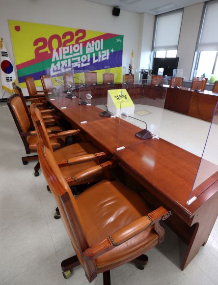 심상정 정의당 대선 후보가 돌연 모든 일정을 중단하겠다고 선언한 가운데 13일 선대위회의가 열리는 국회 정의당 회의실이 비어 있다.  심 후보는 전날 선거대책위원회를 통해 “현 선거 상황을 심각하게 받아들이고, 이 시간 이후 모든 일정을 중단하고 숙고에 들어가겠다”고 밝혔다. 2022. 1. 13 정연호 기자