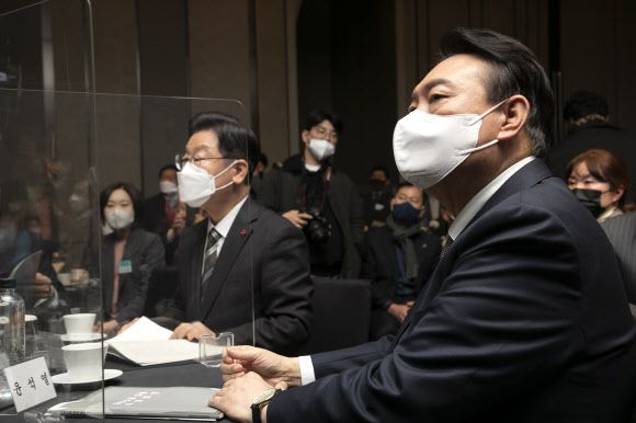 - 더불어민주당 이재명 대선후보(왼쪽)와 국민의힘 윤석열 대선후보가 28일 서울 여의도 페어몬트 앰배서더 서울 호텔에서 열린 국가균형발전을 위한 지방소멸대응특별법안 국회발의 간담회에 참석해 함께 앉아 있다. 2021.12.28   국회사진기자단