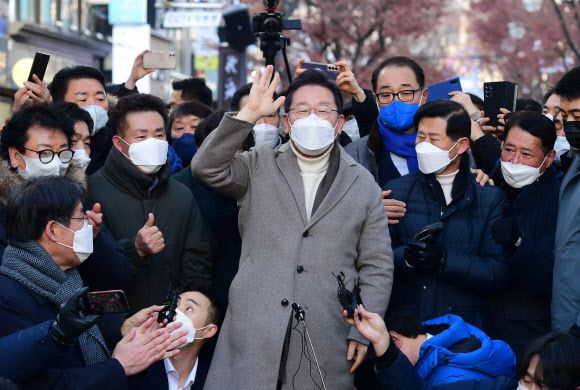 14일 ‘걸어서 민심 속으로’ 인천 부평 문화의거리 걷기에 나선 더불어민주당 이재명 대선 후보가 시민들에게 인사하고 있다. 2022.1.14 연합뉴스