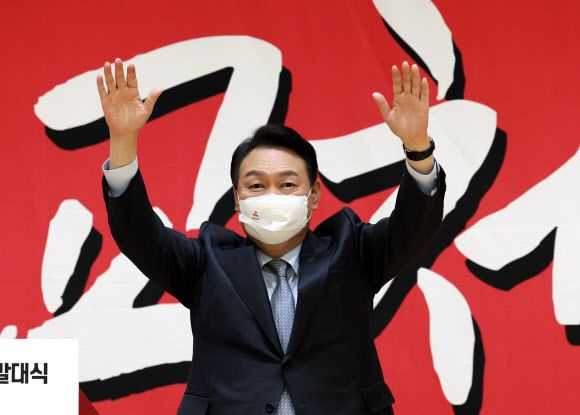 인사하는 윤석열 - 국민의힘 윤석열 대선 후보가 15일 오후 울산 동구 전하체육센터에서 열린 울산시 선거대책위원회 필승결의대회에서 당원들을 향해 인사하고 있다. 2022.1.15 연합뉴스