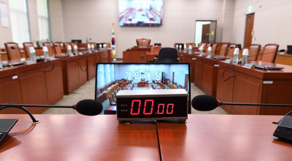 텅 빈 법사위 - 더불어민주당과 자유한국당이 2019년 조국 법무부 장관 후보자의 인사청문회를 열기로 4일 합의한 가운데 조 후보자가 앉을 자리에서 청문회가 열릴 법제사법위원회 전체회의장을 내려다본 모습이다. 하지만 이날 오후 5시에 열릴 예정이던 법사위는 증인·참고인 채택 문제를 둘러싼 양측의 이견으로 제때 열리지 못했다.오장환 기자 5zzang@seoul.co.kr