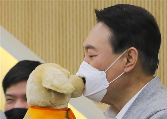 윤석열, 강아지 인형에 뽀뽀 - 국회사진취재단 = 윤석열 국민의힘 대선 후보가 19일 오후 경기도 용인시 처인구 삼성화재 안내견학교를 방문해 장애인 관련 정책공약을 발표한 후 강아지 인형 선물을 받으며 뽀뽀하고 있다. 2022.1.19/뉴스1