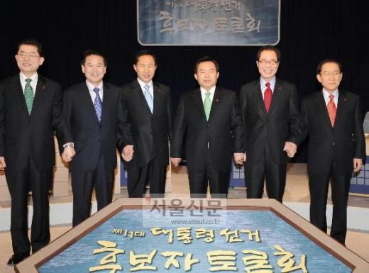 -  11일 밤 열린 대선후보 2차 TV합동토론회에서 6명의 후보들이 손을 맞잡은 채 웃고 있다. 왼쪽부터 문국현, 정동영, 이명박, 이인제, 권영길, 이회창 후보.최해국기자 seaworld@seoul.co.kr