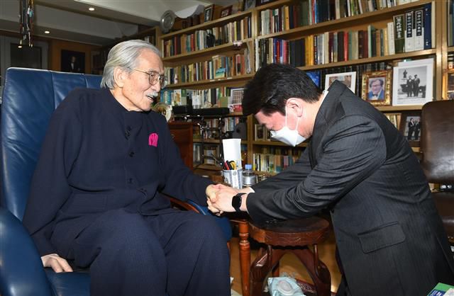 - 안철수 국민의당 대선 후보가 20일 오전 서울 서대문구 김동길 연세대 명예교수 자택을 방문해 새해 인사를 하고 있다. 안 후보는 김 명예교수에게 후원회장을 맡아달라고 부탁할 것으로 알려졌다. 2022.1.21 뉴스1