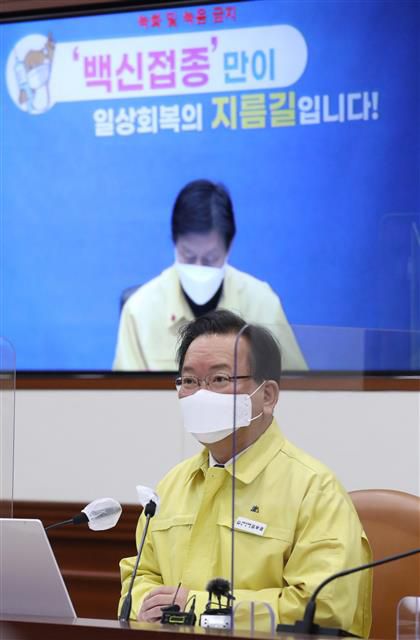 김부겸 총리 “방역패스 예외에 이상반응 입원치료자 포함” - 김부겸 국무총리가 19일 오전 서울 종로구 정부서울청사에서 열린 신종 코로나바이러스 감염증(코로나19) 중앙재난안전대책본부(중대본) 회의에서 모두 발언을 하고 있다. 2022.1.19/뉴스1
