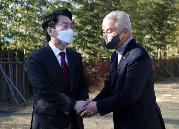 최진석 교수와 손잡은 안철수 - 국민의당 안철수 대선 후보가 18일 오후 전남 함평군 대동면 ‘호접몽가’에서 최진석 서강대 철학과 명예교수와 손을 맞잡고 있다. 안 후보는 이날 예정된 일정을 취소하고 노장 철학의 대가이자 문재인 정부에 대해 비판적 발언을 해 온 최 명예교수의 자택 ‘호접몽가’를 찾았다. 2022.1.18 연합뉴스