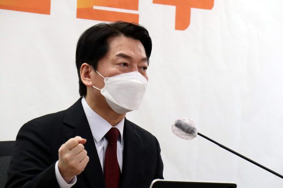 대전 방문한 안철수 - 국민의당 안철수 대선후보가 19일 국민의당 대전시당에서 지역 공약을 발표하고 있다. 2022.1.19 연합뉴스