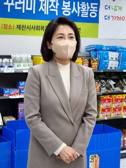 김혜경, 충북 제천서 지역 표심 공략 행보 - 더불어민주당 이재명 대선 후보의 부인 김혜경 씨가 21일 충북 제천에서 봉사활동을 마친 뒤 1박 2일의 충북 방문 소회를 밝히고 있다. 2021.1.21 연합뉴스