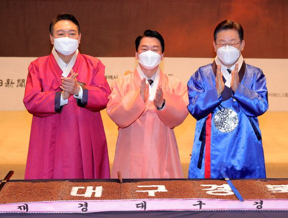 대구경북 신년교례회 참석한 대선후보들 -  더불어민주당 이재명(오른쪽부터)·국민의당 안철수·국민의힘 윤석열 대선후보가 17일 서울 중구 프레스센터에서 열린 재경 대구경북인 신년교례회에 참석해 기념촬영을 하고 있다. 2022.1.17 국회사진기자단