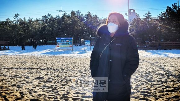 아들의 유골이 뿌려진 경포대 앞바다를 찾은 강씨. 강씨는 이곳을 찾을 때마다 아들이 가장 좋아했던 노래를 듣는다고 말했다.