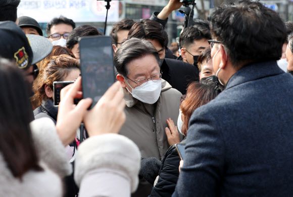 더불어민주당 이재명 대선 후보가 23일 경기도 오산시 오산 버드파크앞 광장에서 열린 ‘매타버스 오산 민심 속으로’ 행사에서 지지자들과 인사하고 있다. 2022.1.23 국회사진기자단