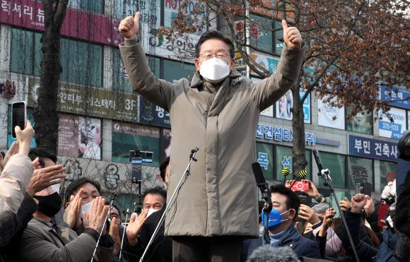 더불어민주당 이재명 대선 후보가 23일 경기도 오산시 오산 버드파크앞 광장에서 열린 ‘매타버스 오산 민심 속으로’ 행사에서 연설을 마치고 손을 들어 보이고 있다. 2022.1.23 국회사진기자단