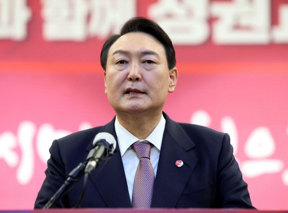 윤석열, 대전 선대위 필승결의대회 연설 - 국민의힘 윤석열 대선 후보가 21일 오후 대전 서구 오페라웨딩홀에서 열린 대전 선대위 필승결의대회에서 발언 하고 있다. 2022.1.21 연합뉴스