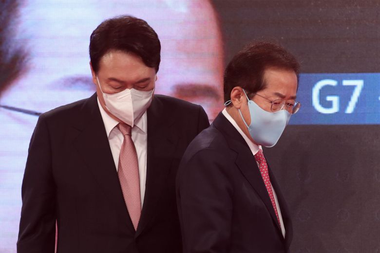 - 국민의힘 홍준표 대선 경선 후보(오른쪽)와 윤석열 대선 경선 후보가 지난 11월 5일 서울 용산구 백범김구기념관에서 열린 국민의힘 제2차 전당대회에서 단상에 오르고 있다. 국회사진기자단