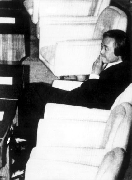 - 1979년 10월 국회의원직을 제명 당한 뒤 의사당에서 고민스러운 표정을 짓고 있는 김영삼 당시 신민당 총재. 2015.11.22 연합뉴스