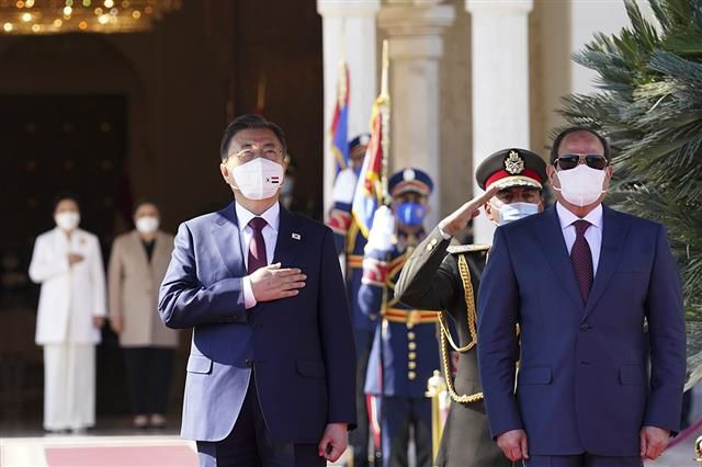 국기에 대한 경례하는 문재인 대통령 - 문재인 대통령이 20일(현지시간) 이집트 카이로 대통령궁 정원에서 열린 공식환영식에서 국기에 대한 경례를 하고 있다. 2022.1.21 청와대 제공