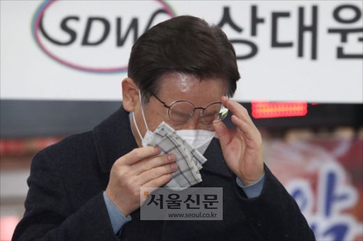 이재명 더불어민주당 대선후보가 이날 ‘정치적 고향’인 경기 성남시 상대원시장에서 가족사를 언급하던 중 어머니를 회상하는 대목에서 감정이 북받친 듯 손수건으로 눈물을 닦고 있는 모습.김명국 선임기자