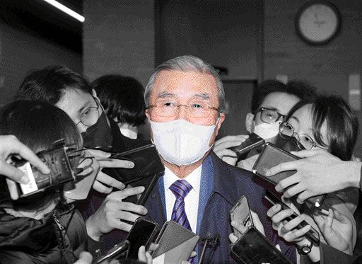 김종인(가운데) 전 국민의힘 선거대책위원회 총괄선대위원장이 지난 4일 서울 여의도 당사를 나서며 기자들의 질문에 답하고 있다.정연호 기자
