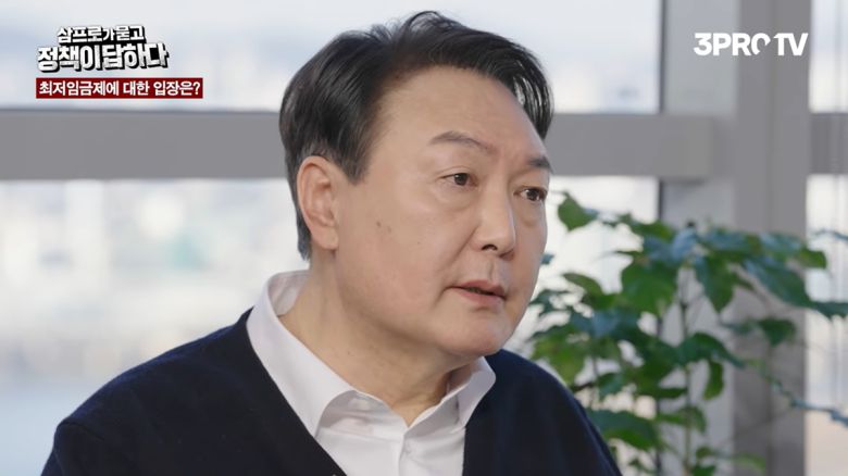 국민의힘 윤석열 대선후보가 25일 방송된 경제 전문 유튜브 채널 ‘삼프로TV’ 인터뷰에 출연한 모습. 2021.12.25 삼프로TV 유튜브 채널 캡처