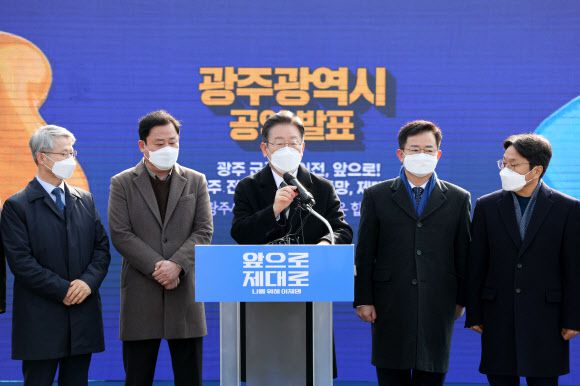 이재명 더불어민주당 대선후보가 27일 광주시 광산구 광주공항에서 광주ㆍ전남 공동 공약을 발표한 뒤 질의응답을 하고 있다. 2022.1.27 연합뉴스