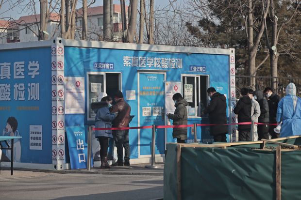 16일 중국 베이징 코로나19 핵산 검사 대기줄. 지난 15일 베이징에서는 첫 오미크론 감염자가 나왔다./EPA연합뉴스