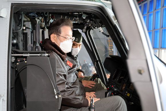 해병대 헬기 탑승한 이재명 대선후보 - 더불어민주당 이재명 대선후보가 28일 경기도 김포시 해병대 2사단 항공부대를 방문, 마린온 헬기에 타고 설명을 듣고 있다. 2022.1.28 연합뉴스