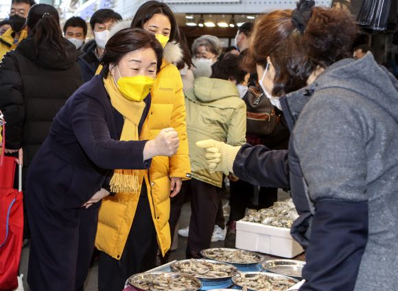 부산 부전시장 찾은 심상정 - 28일 오후 정의당 심상정 대선 후보가 부산 부전시장을 찾아 상인들과 인사를 하고 있다. 2022.1.28 연합뉴스