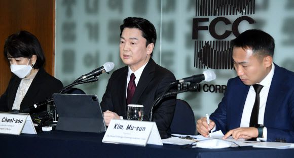 서울외신기자클럽 초청 기자간담회에서 발언하는 안철수 - 안철수 국민의당 안철수 대선후보가 28일 서울 중구 프레스센터에서 열린 서울외신기자클럽 초청 기자간담회에서 발언하고 있다. 2022.1.28 국회사진기자단